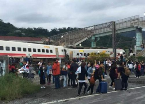 台湾火车出轨:台湾列车脱轨事故