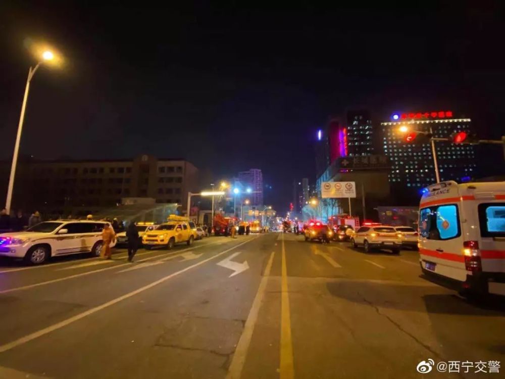 西宁公交车站塌陷:13伤2失踪！地面突然塌陷，青海一公交掉入