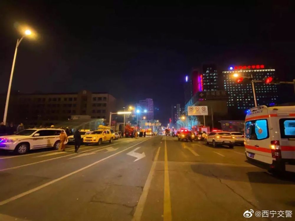 西宁公交车站塌陷:13伤2失踪!地面突然塌陷,青海一公交掉入