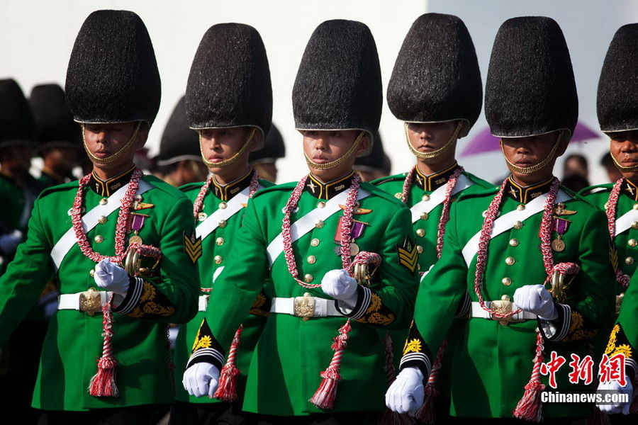 泰国皇家卫队:泰国大皇宫的穿白色军服带枪是属于什么部队