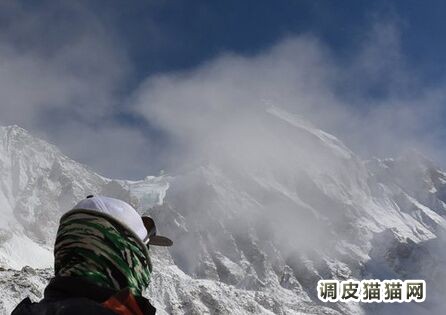 梦见雪崩但我很安全，而且不是在有雪山得地方，而是在山区得夏季，毫无预兆突然雪崩出现，我却如置身事外